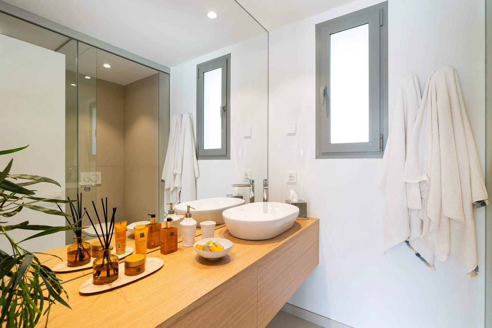 Moderna badrum med rena linjer, naturliga träfinishar och exklusiva armaturer.