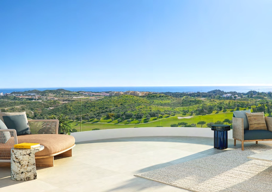 En privat terrass som utökar ditt boendeyta, skapad för lugna stunder och öppen utsikt över Medelhavet.