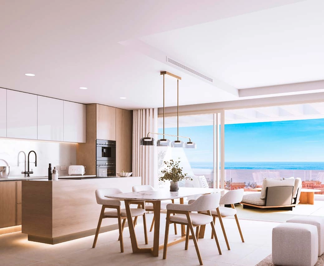 Rymliga vardagsrum ansluter till terrassen och för in den fantastiska havsutsikten.