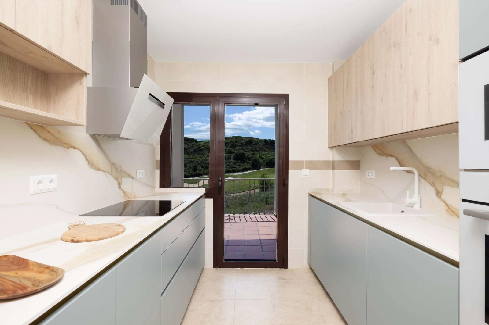 Det moderna köket är designat för funktionalitet och stil, med utsikt över omgivningen.