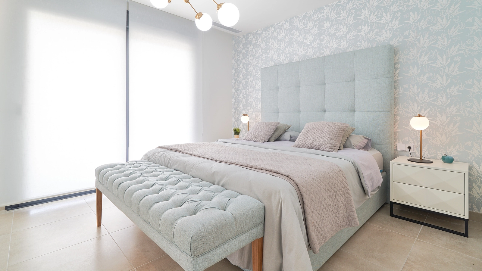 Den eleganta huvudsviten, ett lugnt och bekvämt utrymme designat för vila och avkoppling.