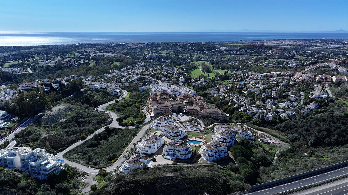 Panoramautsikt över Nueva Andalucías frodiga landskap mot Medelhavet, ett dagligt skådespel från ditt hem.
