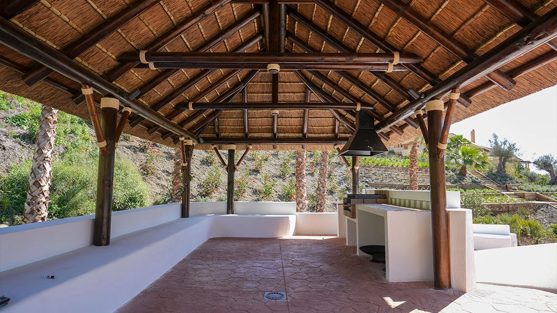 Det täckta utomhusområdet för gastronomi, ett idealiskt utrymme för sociala sammankomster och grillaftnar med grannar.