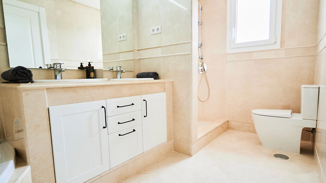 Ett elegant badrum med högkvalitativa material och modern inredning för en spa-liknande upplevelse hemma.