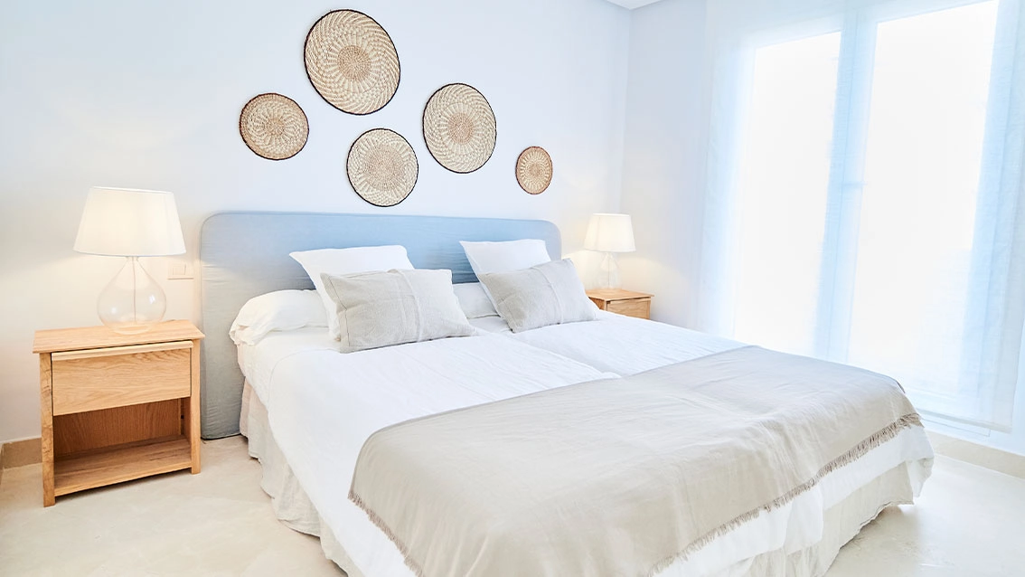 Ett inbjudande gästrum fyllt med ljus, som erbjuder komfort och stil för besökande familj och vänner.