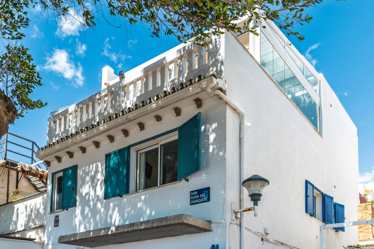 En vy över fastighetens unika arkitektur och utmärkta läge.