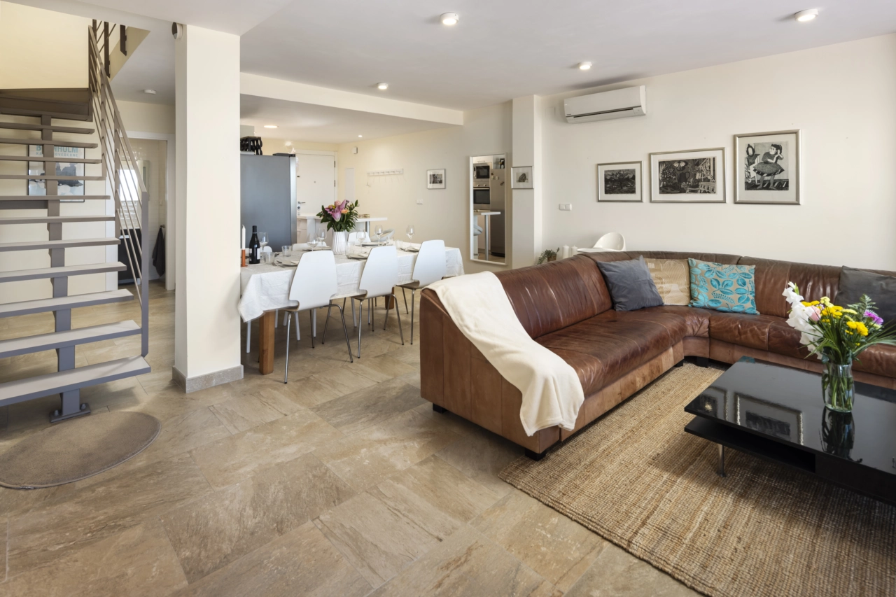 Vardagsrummet och matplatsen med öppen planlösning är ljus, rymlig och perfekt för ett modernt boende.