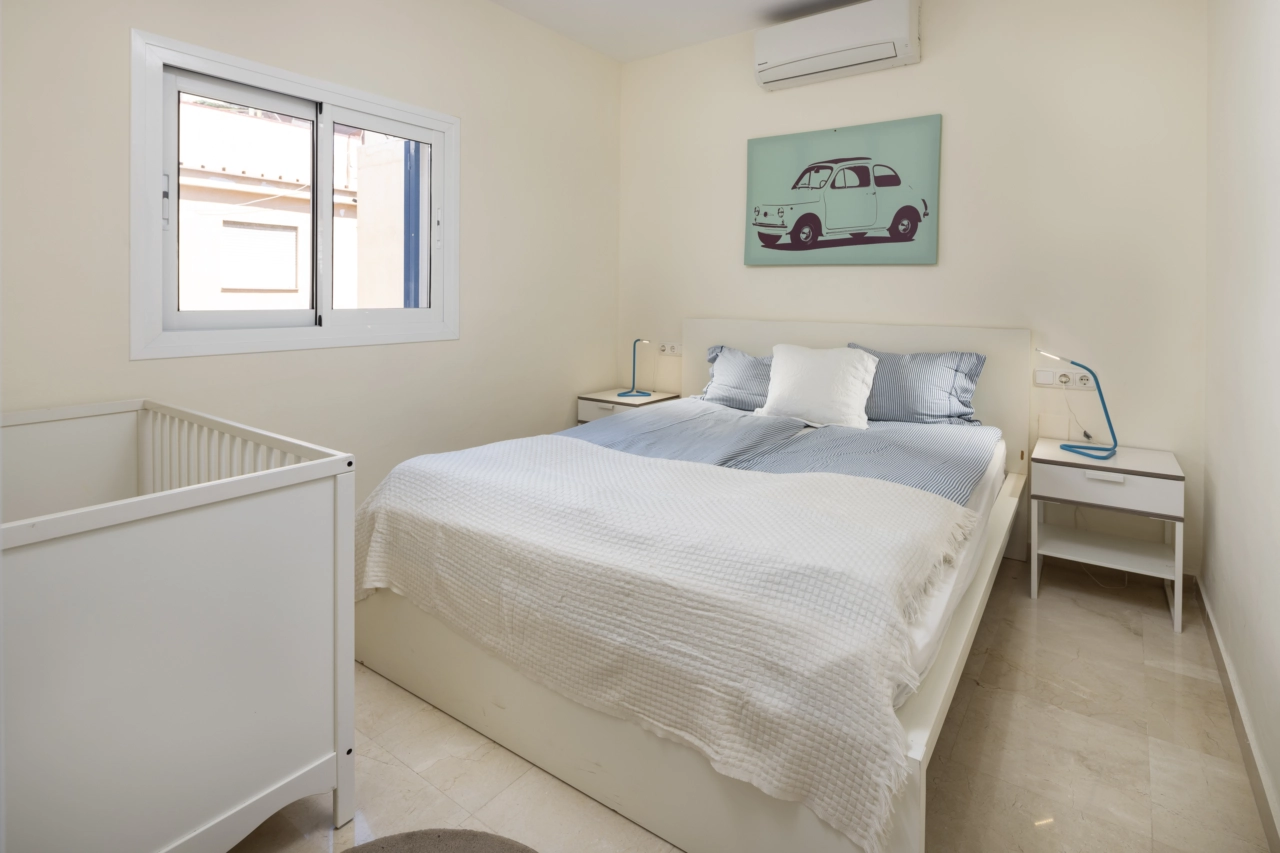 Detta ljusa och inbjudande sovrum är perfekt för familj eller gäster.