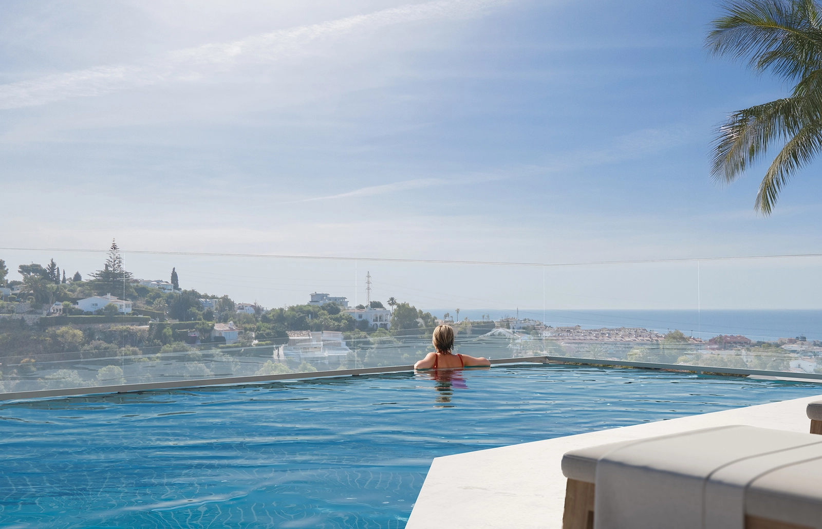 Njut av lugna stunder vid den vackra gemensamma poolen.