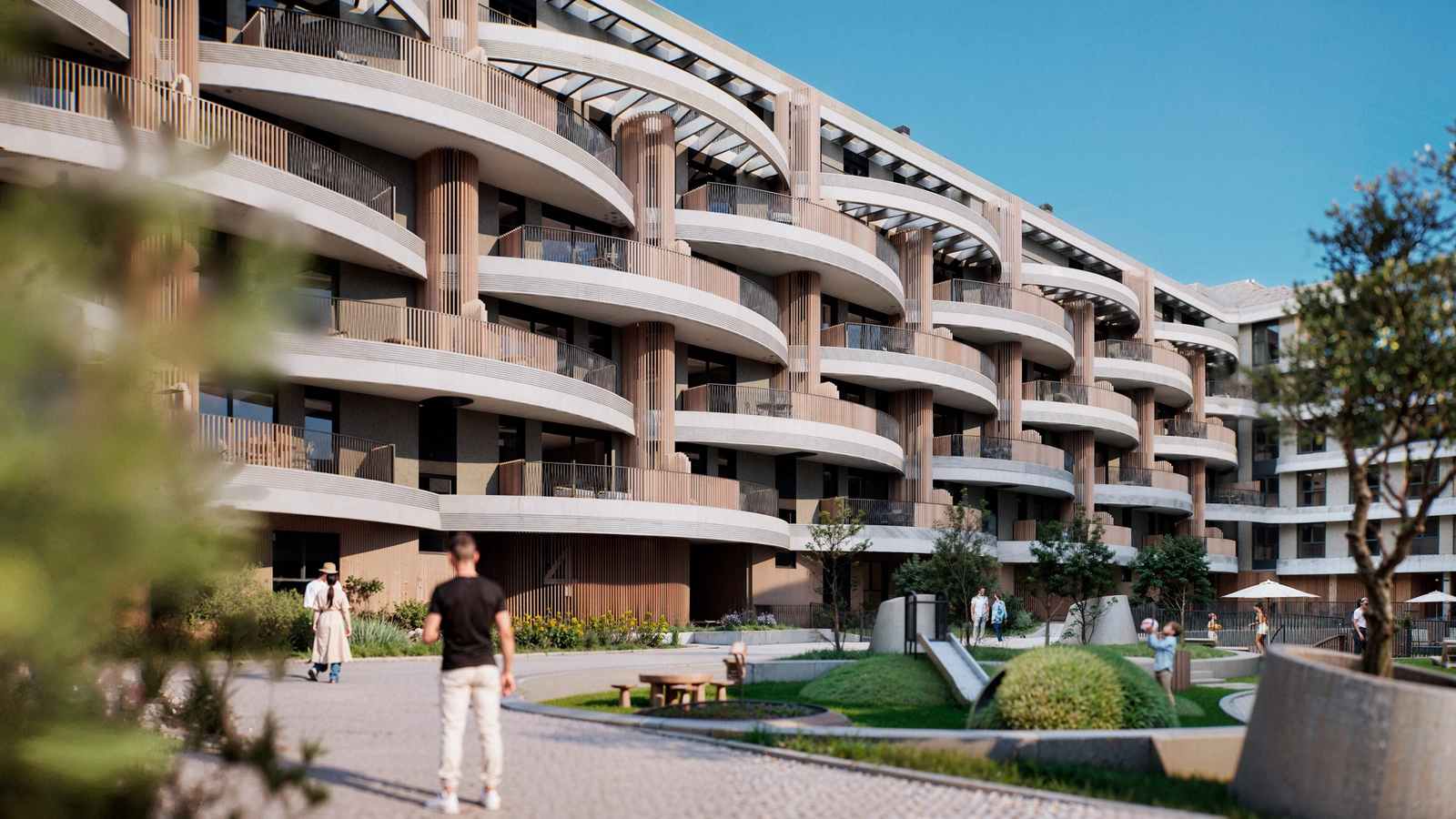 Vackert anlagda gemensamma trädgårdar och en lekplats för barn, som erbjuder en säker och grön miljö för familjer.