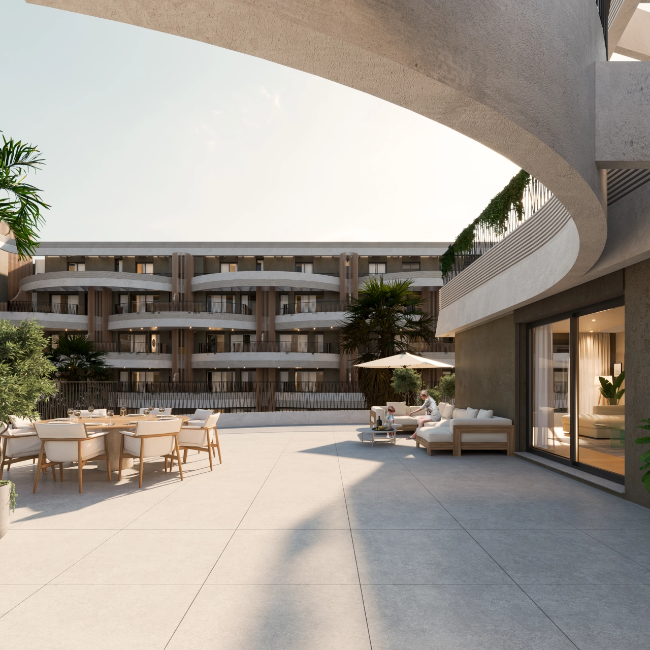 En stor terrass möblerad för middagar och avkoppling, som erbjuder en privat utomhusoas.