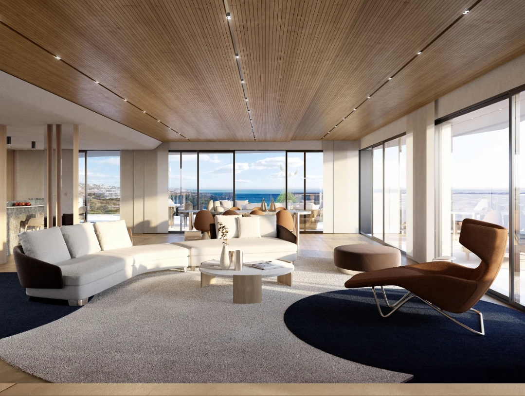 Solbelysta sällskapsytor med fönster från golv till tak förbinder dig med den vackra medelhavsutemiljön.