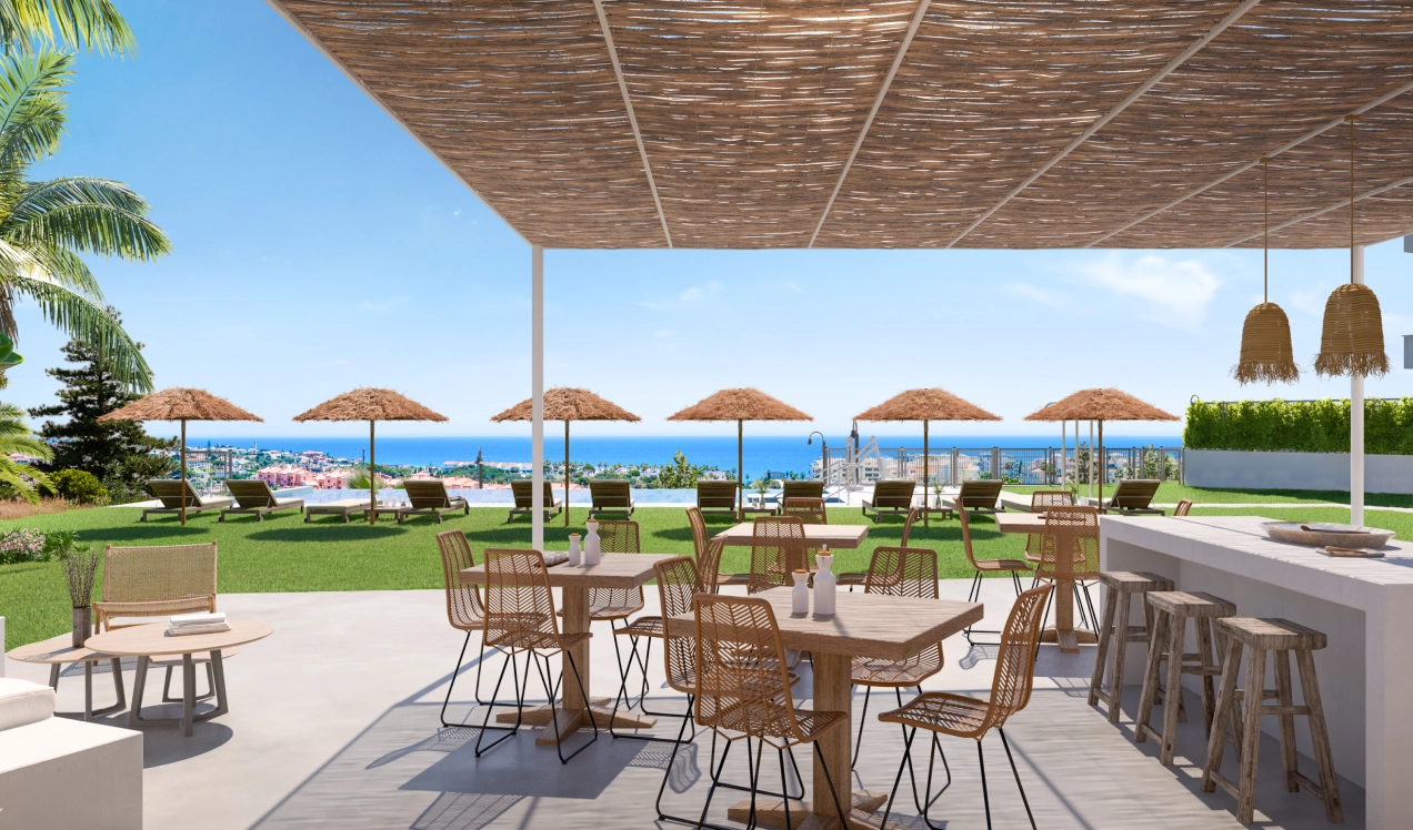 Den inbjudande gemensamma poolen och soldäcket, en perfekt plats att koppla av med utsikt över kusten.