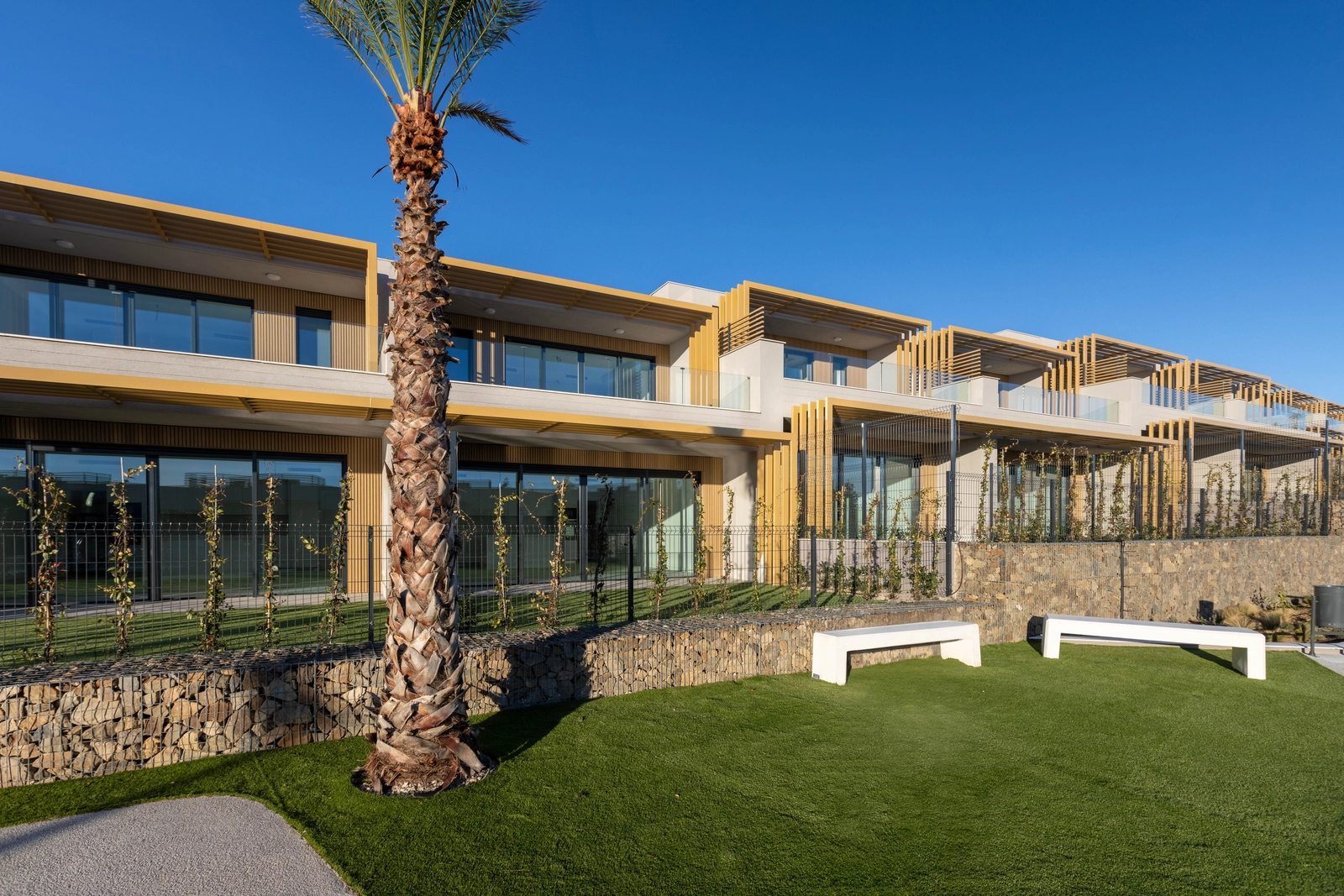 Välskötta trädgårdar och grönområden skapar en lugn atmosfär i hela området.