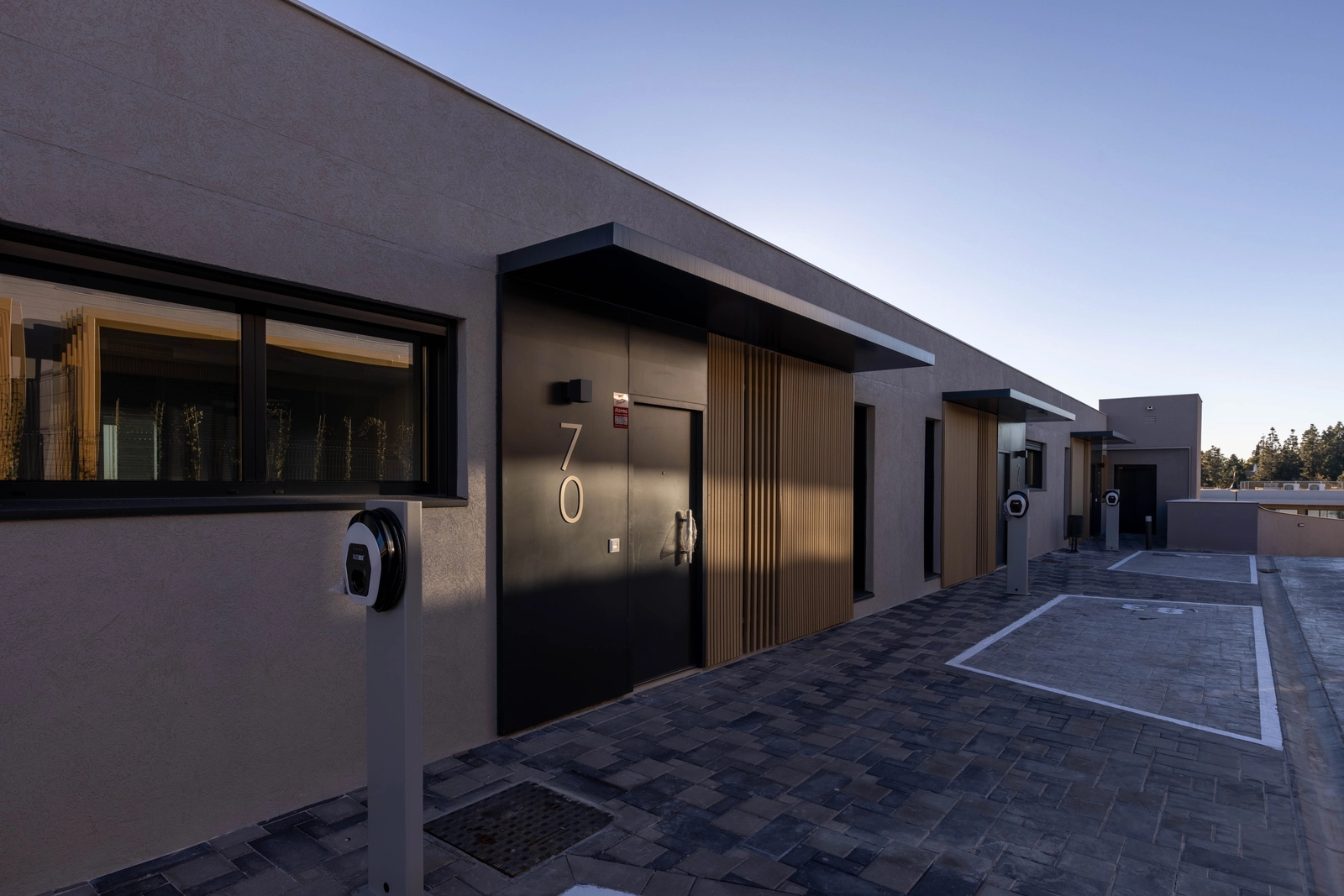 Privata parkeringsplatser inkluderar bekväma laddningspunkter för elfordon.