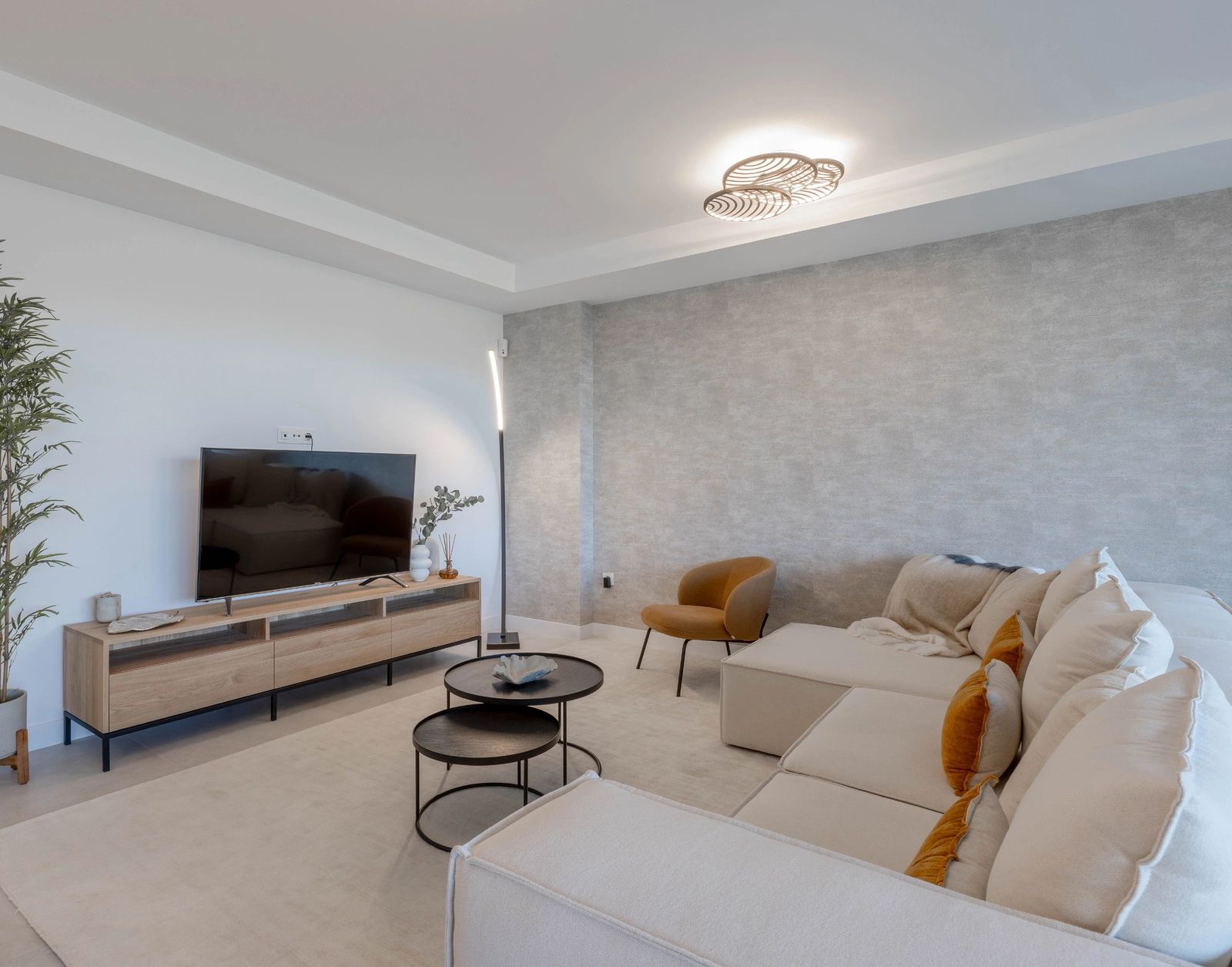 Ljusa och rymliga vardagsrum är designade för komfort, med högkvalitativa ytor och rikligt med naturligt ljus.