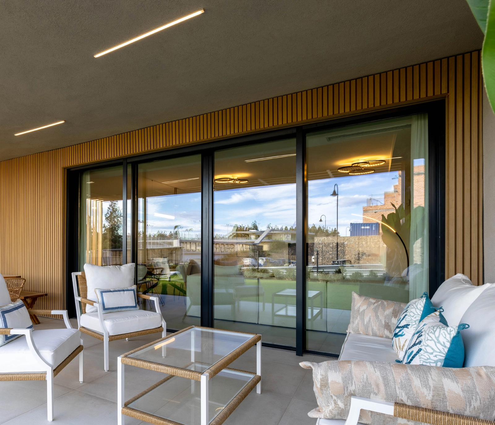 En privat, täckt terrass erbjuder en lugn plats för avkoppling och middagar utomhus.