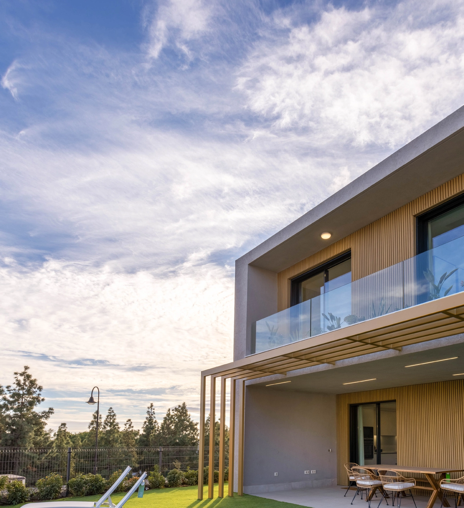 Varje radhus har en privat trädgård som utökar boytan till de vackra naturliga omgivningarna.