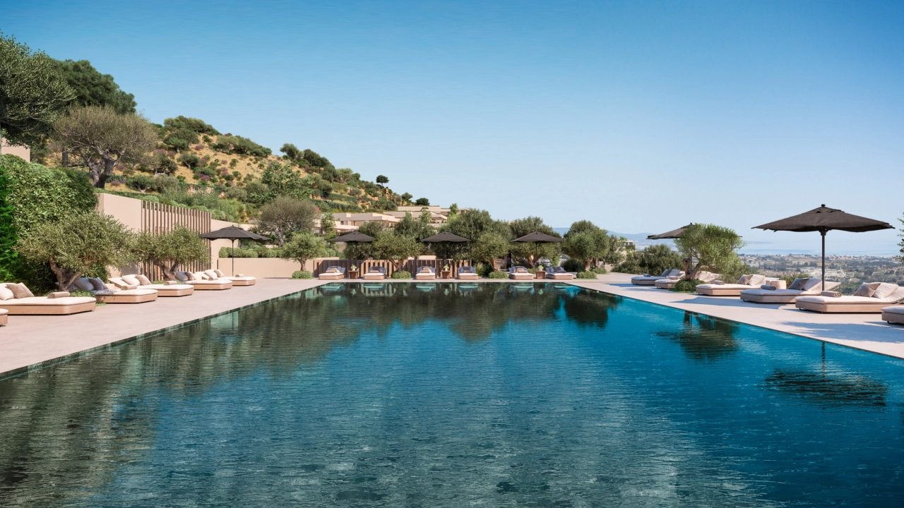 Den stora gemensamma poolen, omgiven av lummiga trädgårdar och bekväma solstolar.