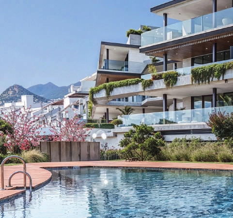 Den stora gemensamma poolen är den perfekta platsen att svalka sig och njuta av de över 320 soliga dagarna.