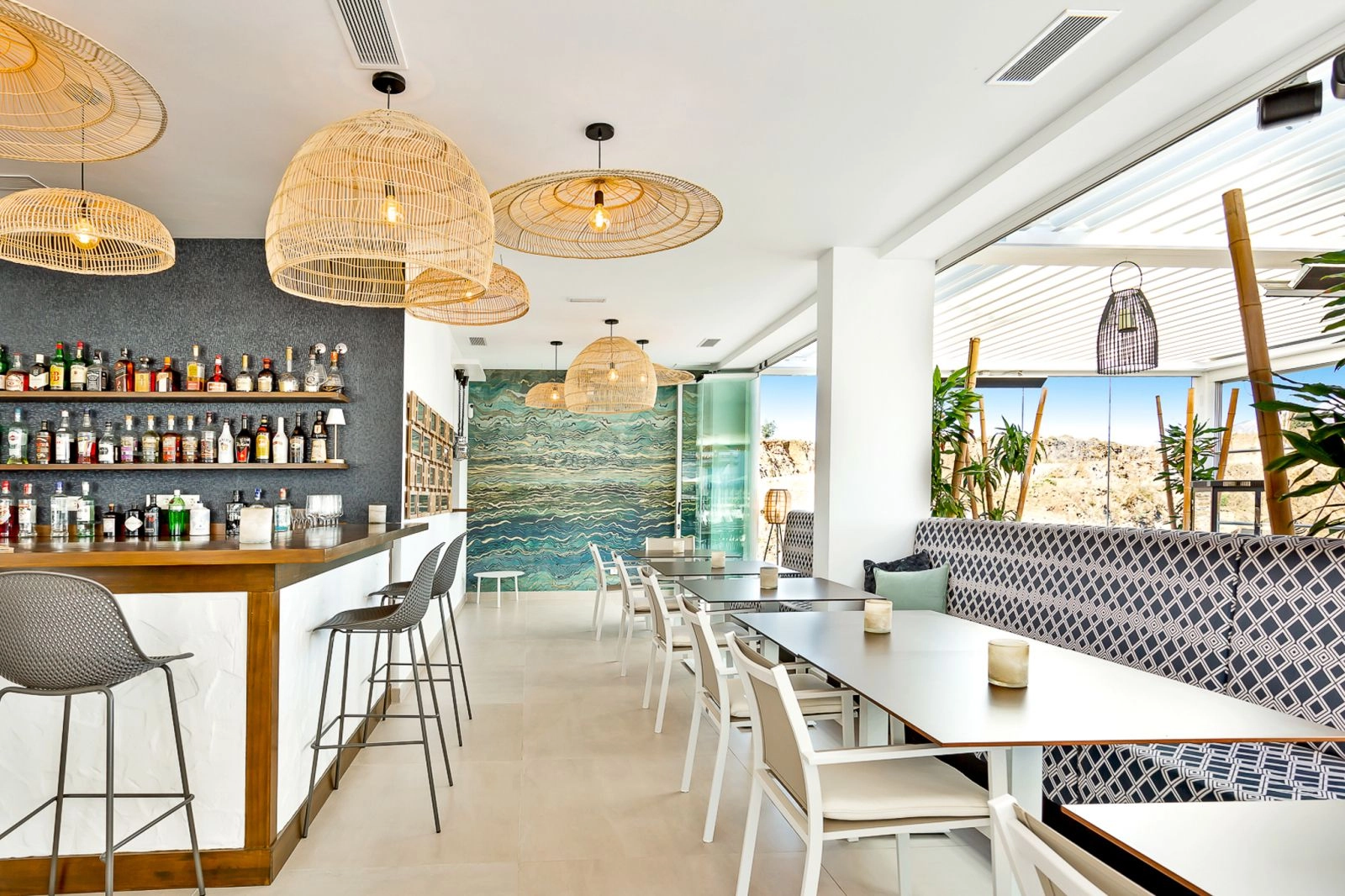 Restaurang- och barfaciliteter på plats erbjuder bekväma och stilrena matalternativ för boende.