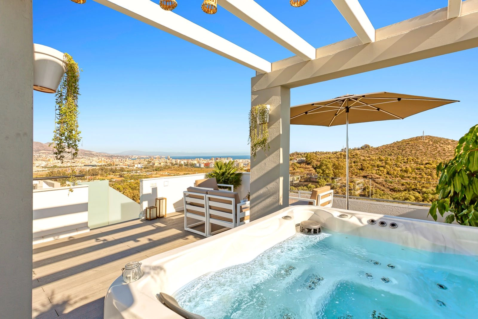 Koppla av i din privata jacuzzi på takterrassen, en perfekt plats för lugna kvällar med panoramautsikt.