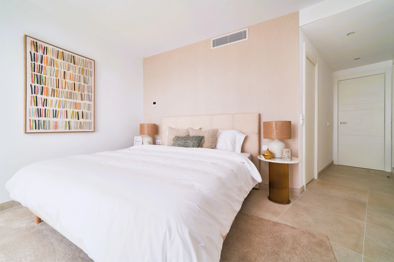 Huvudsovrummet är en fridfull reträtt, som erbjuder en lugn atmosfär och rikligt med naturligt ljus.