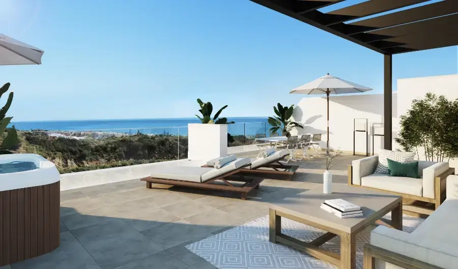 Föreställ dig att koppla av på ditt vidsträckta privata solarium, med panoramautsikt över Medelhavet.