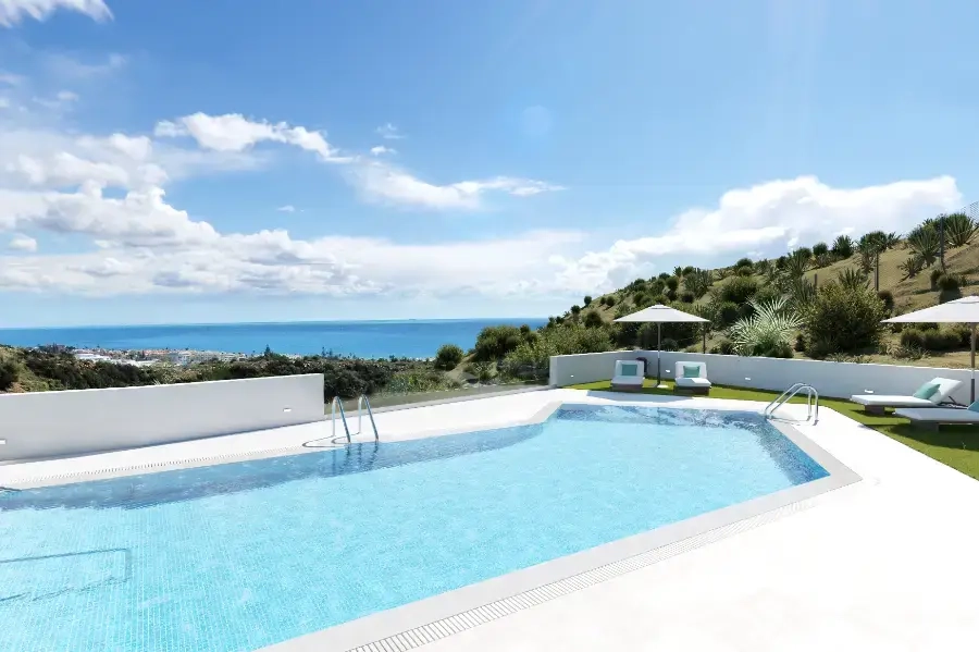 Den gemensamma poolen erbjuder en uppfriskande flykt med vacker havsutsikt över Costa del Sol.