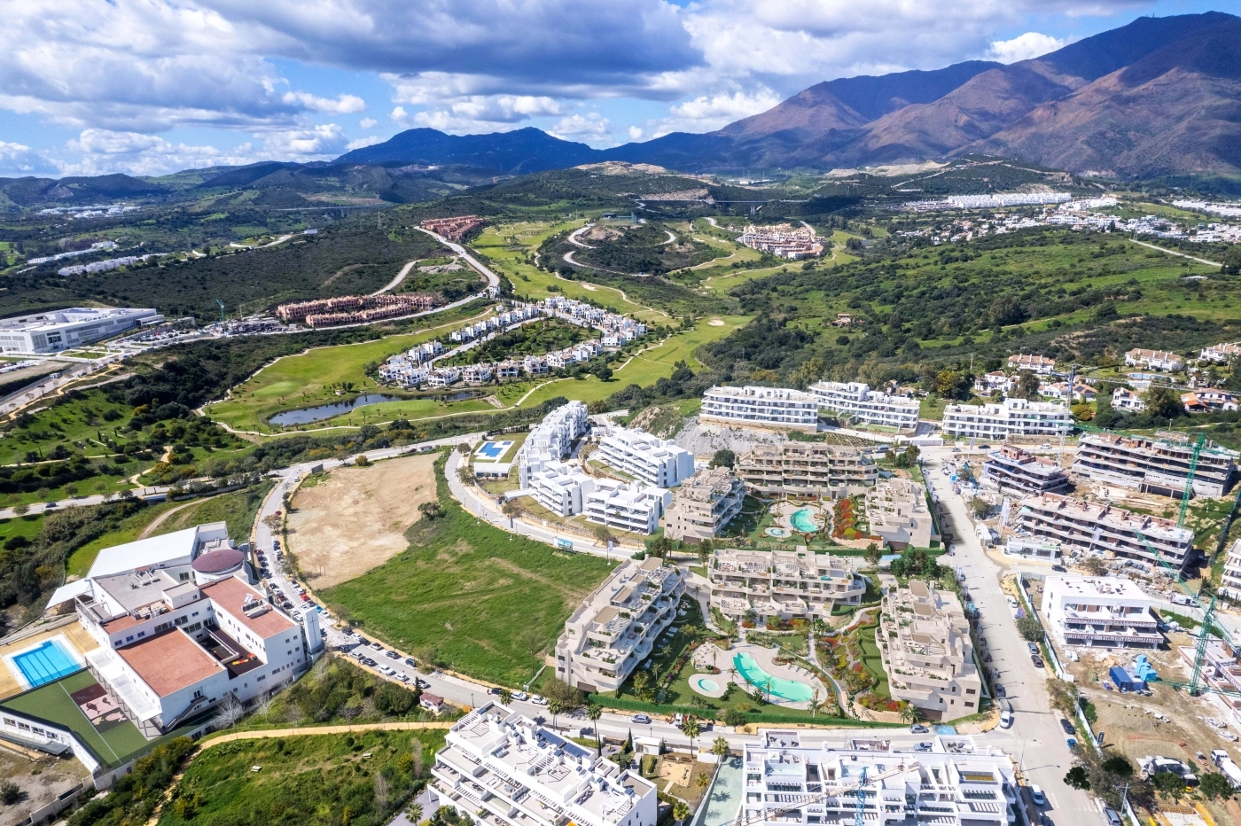 Det exklusiva Estepona-området, som visar närheten till mästerskapsgolfbanor och gröna landskap.