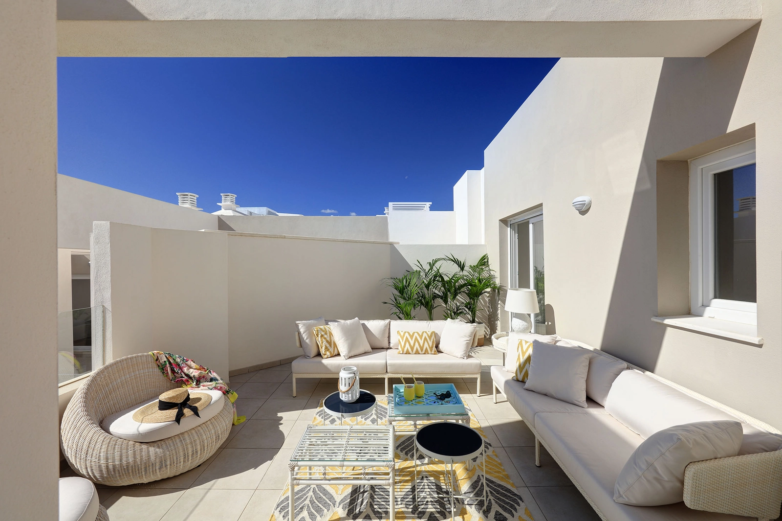 Njut av Costa del Sols klimat på din rymliga privata terrass, perfekt för avkoppling eller middagar.