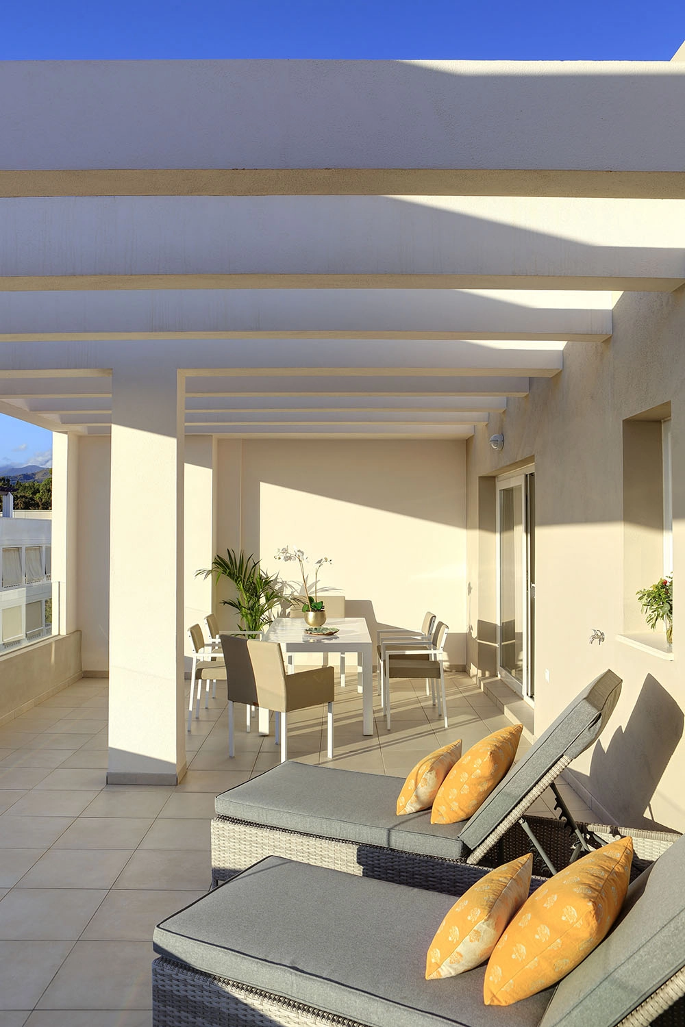 Sola och njut av den spanska solen på din privata terrass, designad för ultimat avkoppling och komfort.