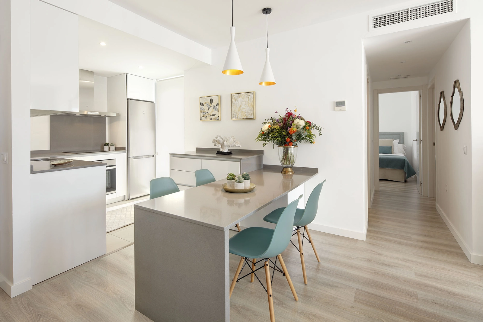 Ljusa kök med öppen planlösning har modern design och högkvalitativa ytskikt, perfekta för matlagning och underhållning.