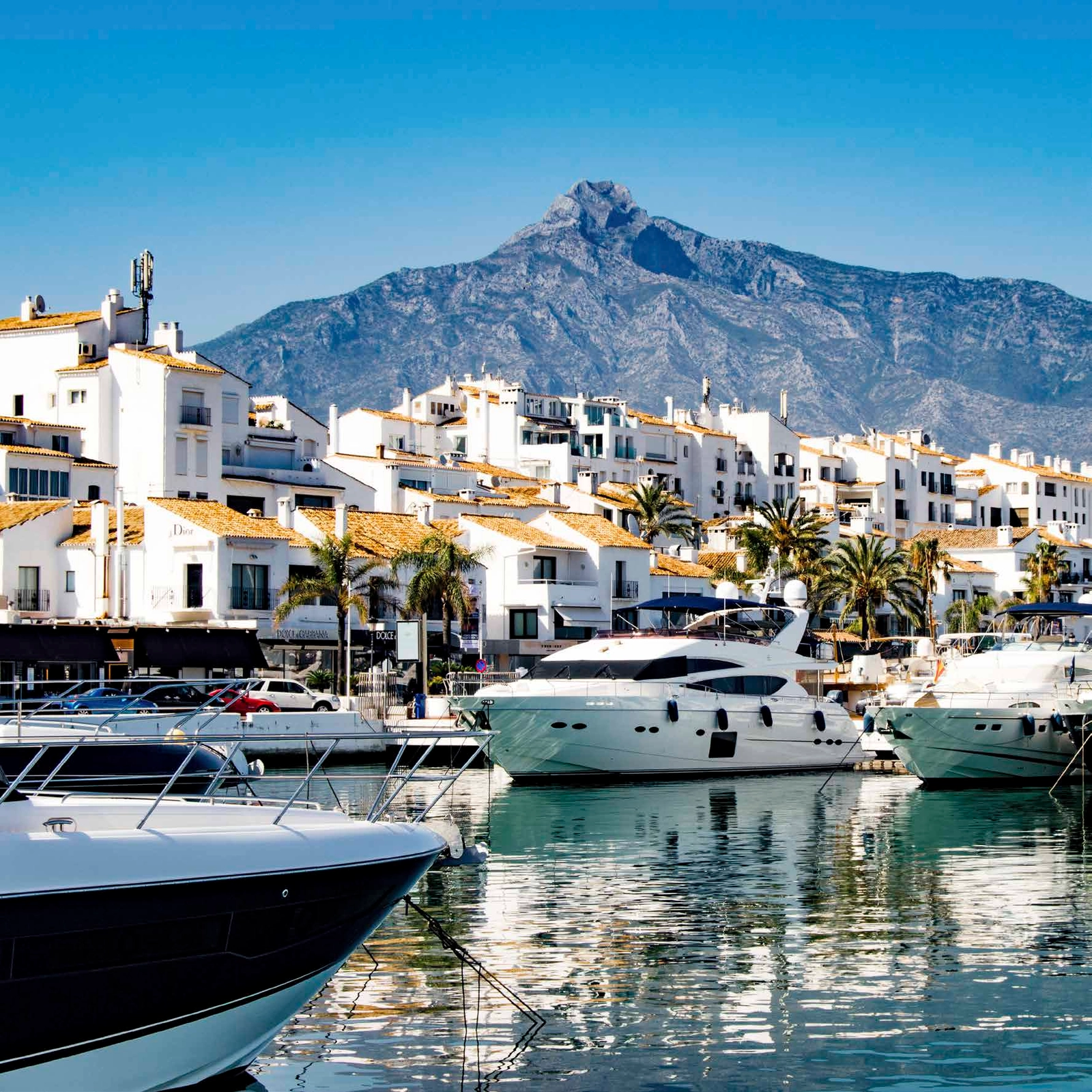 Den ikoniska småbåtshamnen Puerto Banús, belägen bara några ögonblick bort, erbjuder lyxshopping, restauranger och underhållning.