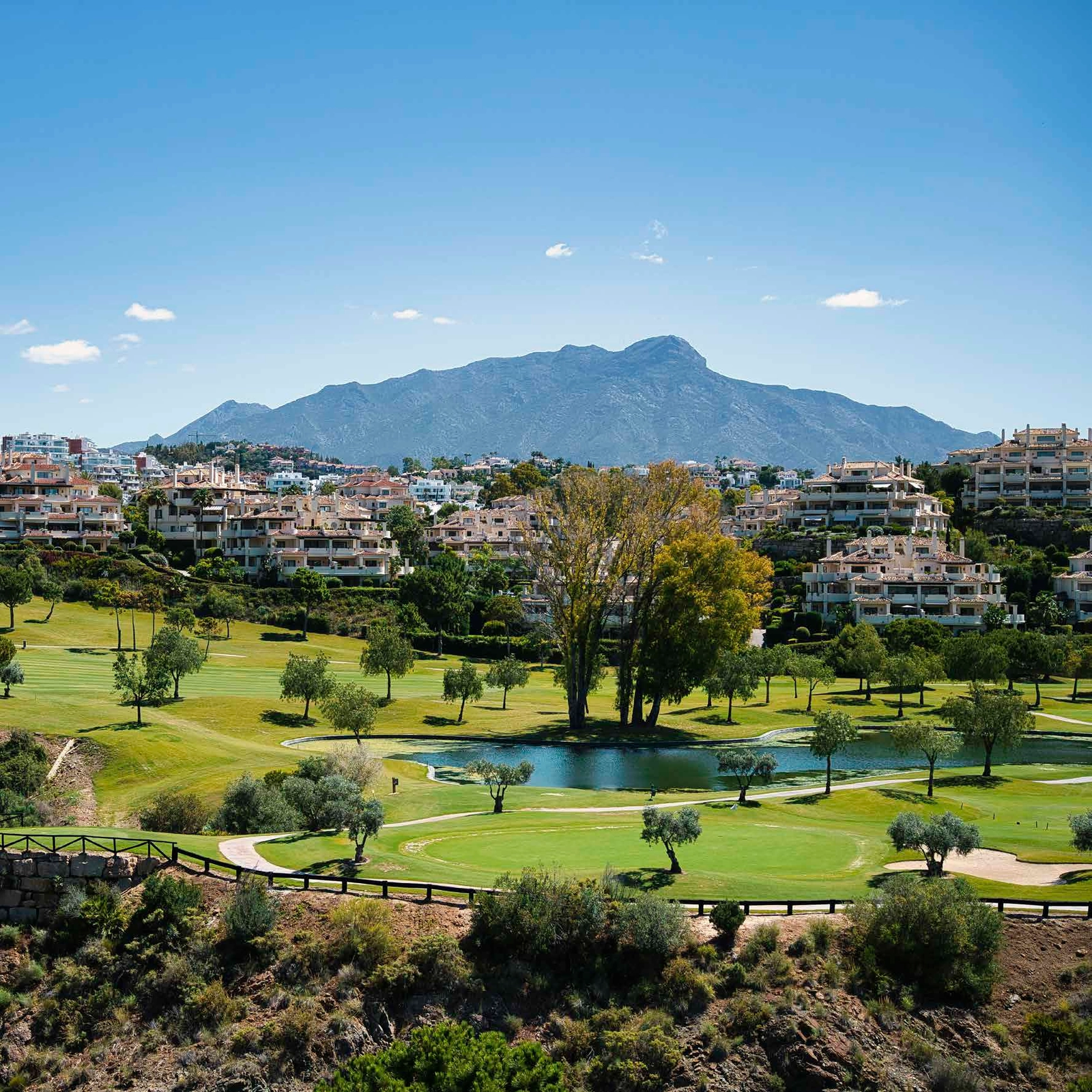 Omgiven av golfbanor i världsklass, en perfekt plats för golfentusiaster på Costa del Sol.
