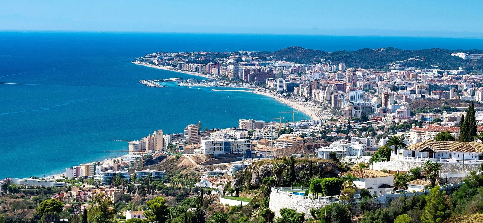 Fuengirolas fantastiska kustlinje, bara en kort bilresa från ditt nya hem i Mijas.