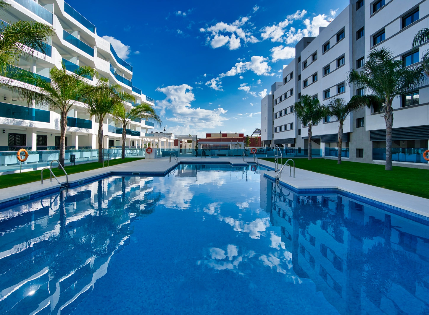 Njut av soliga dagar vid någon av de vackra simbassängerna, en central del av gemenskapen.