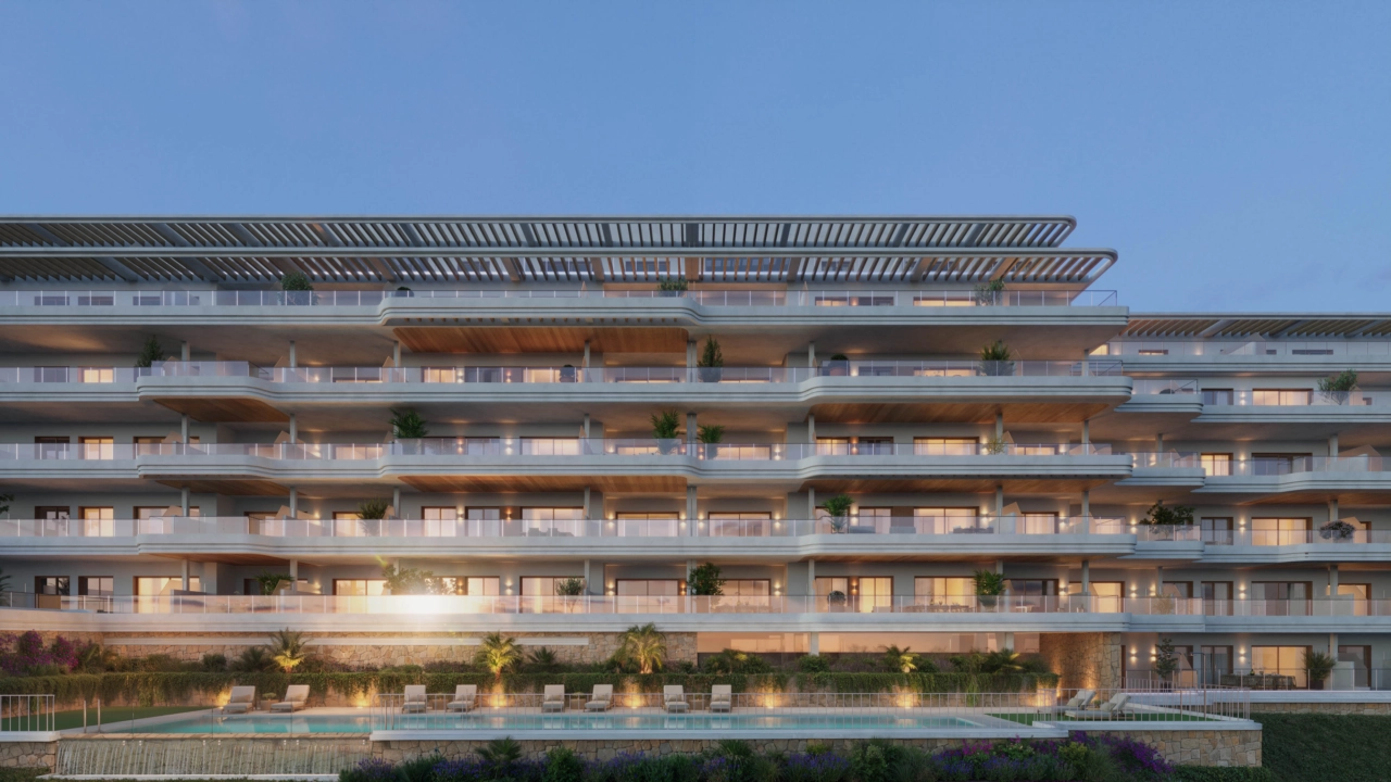 Byggnadens eleganta arkitektur upplyst vid solnedgången.