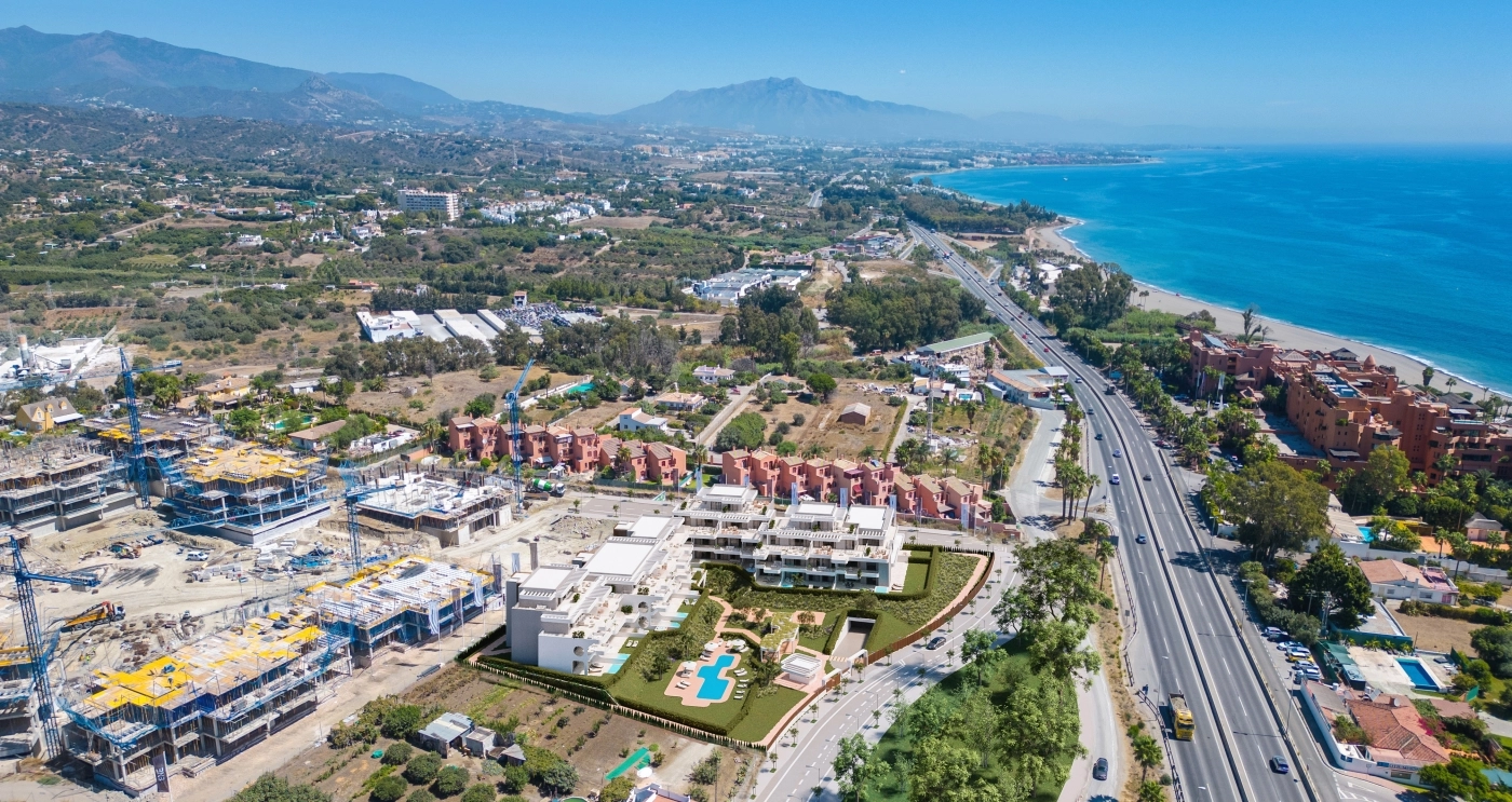En magnifik panoramautsikt över områdets utmärkta läge i Estepona, mellan bergen och Medelhavet.