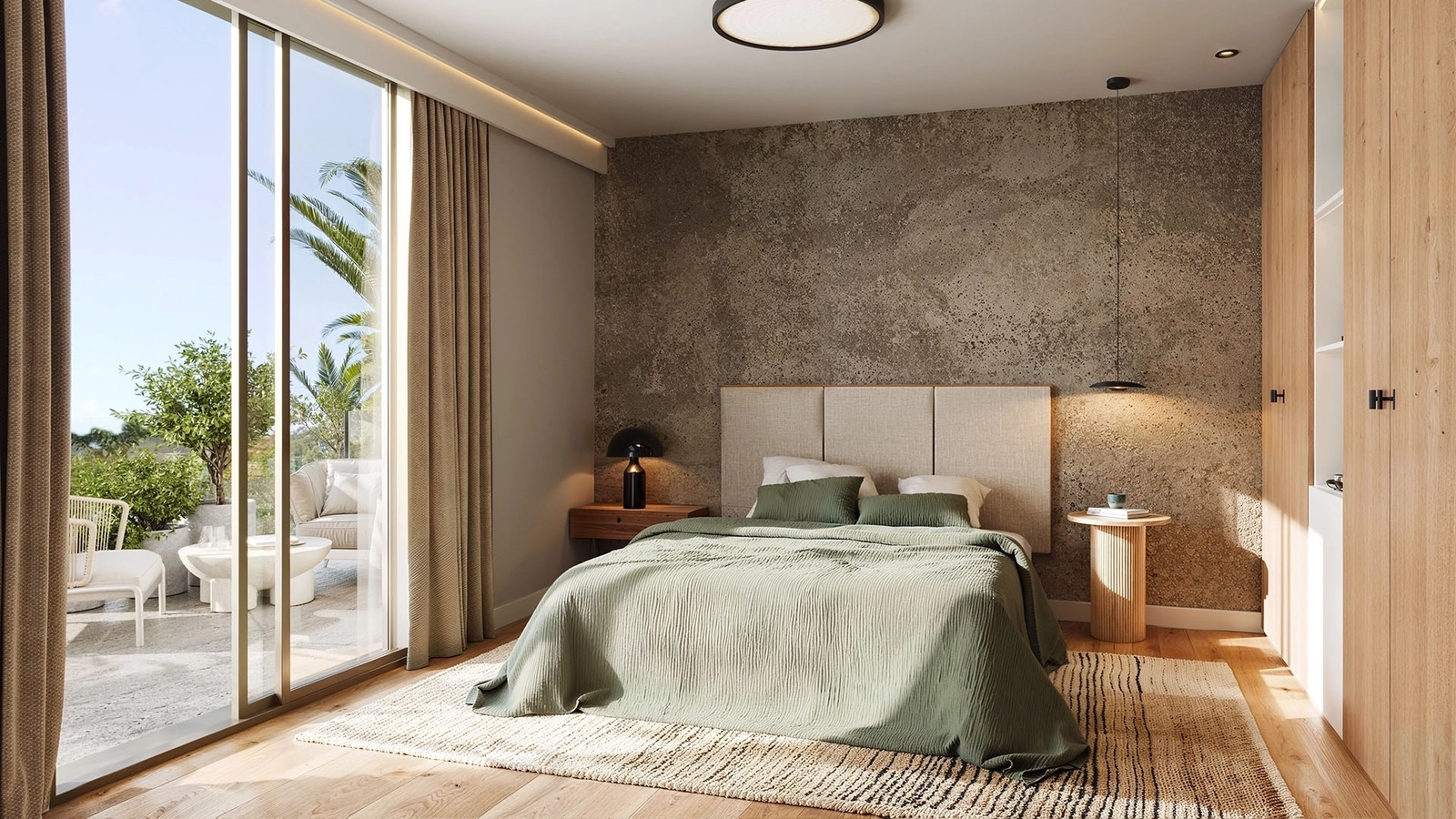 Mastersovrummen erbjuder en lugn tillflyktsort, med direkt tillgång till uteplatser för att njuta av ditt morgonkaffe.