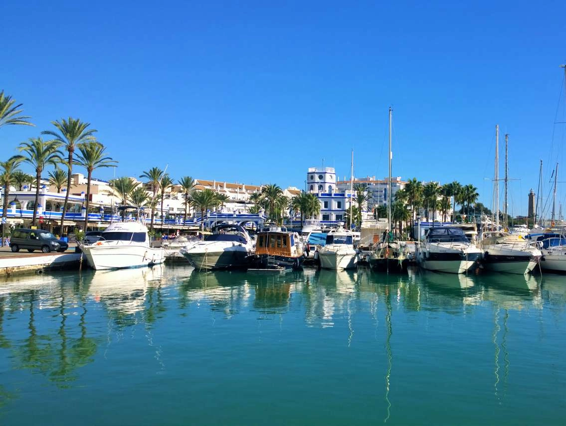 Den livliga marinan i Estepona ligger bara en kort promenad bort och erbjuder restauranger, butiker och underhållning.