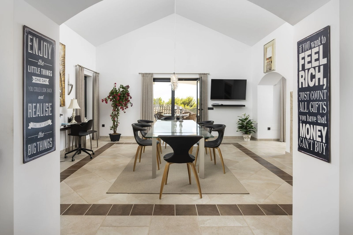 Den ljusa och luftiga inredningen skapar en välkomnande atmosfär i hela detta magnifika hem.