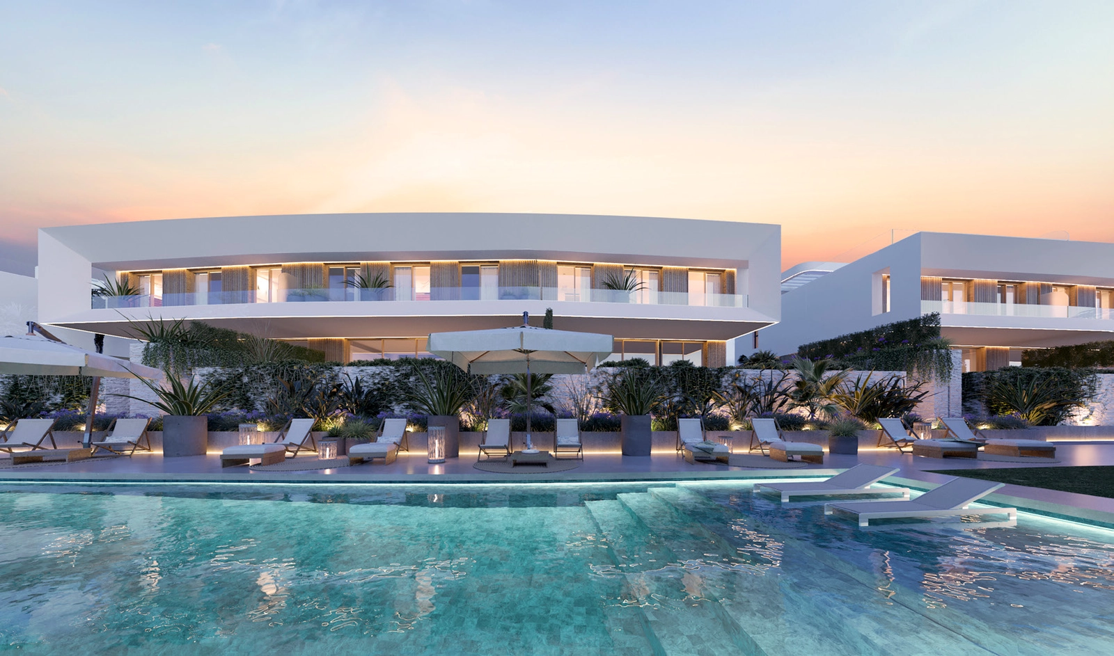 Det eleganta gemensamma poolområdet, vackert upplyst för avkoppling på kvällen.