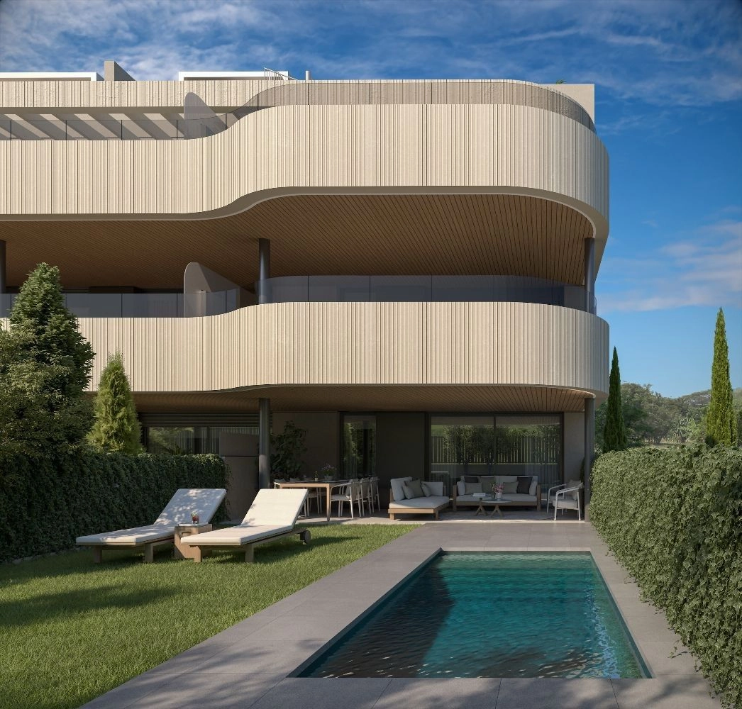 En bottenvåningslägenhet med privat trädgård och egen pool, som erbjuder avskildhet och direkt tillgång till utomhusmiljön.