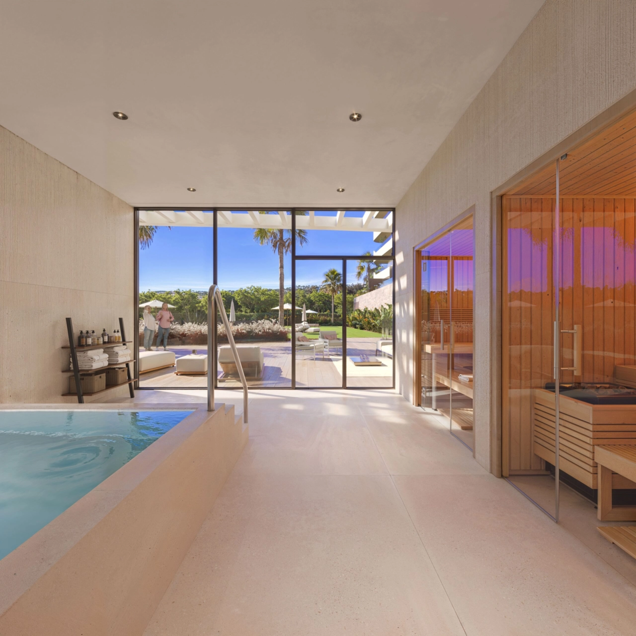 Koppla av i den exklusiva boendespan, komplett med bastu och jacuzzi.