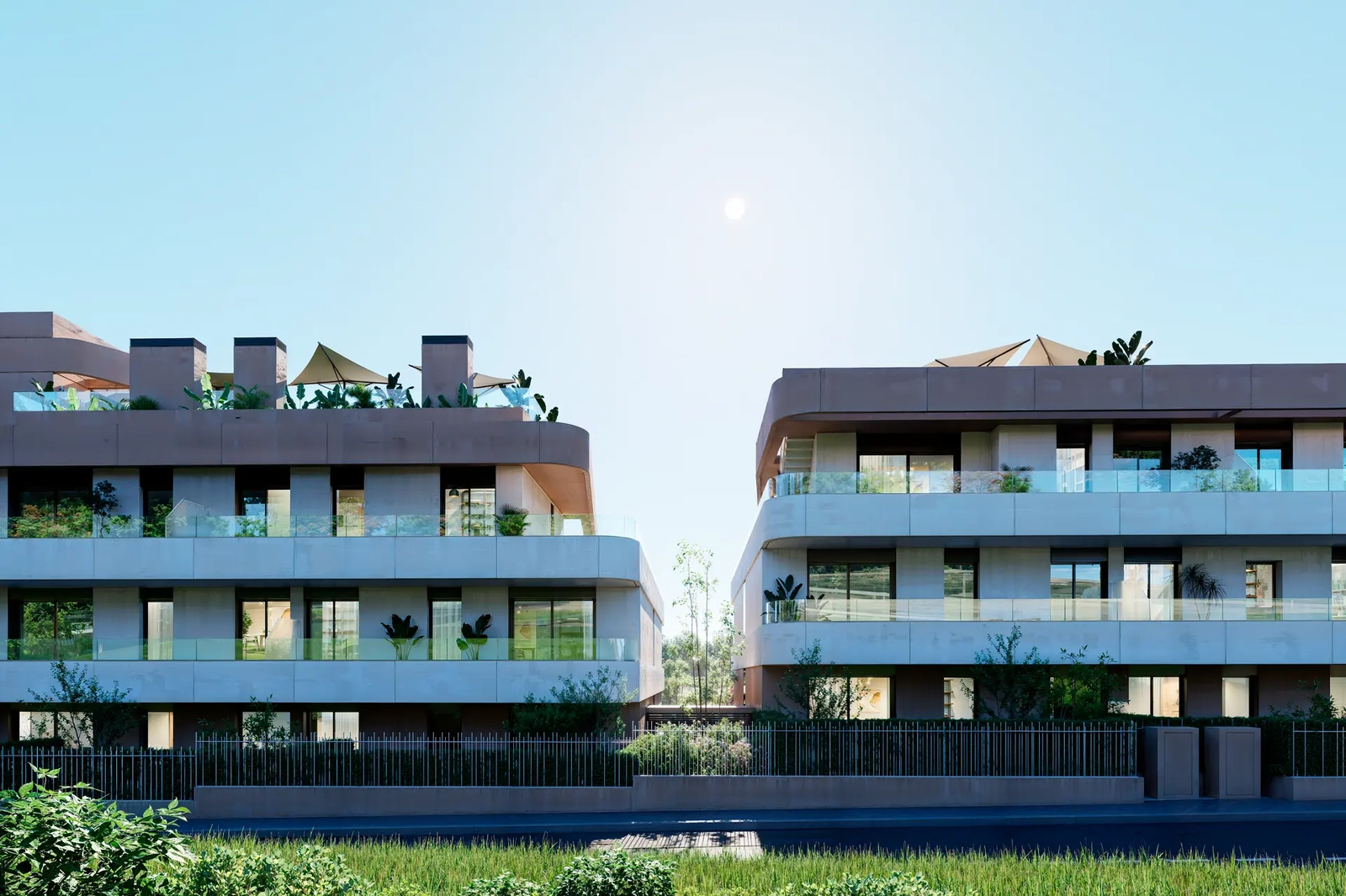 En närmare titt på den moderna fasaden, som visar upp rena linjer och högkvalitativa material som smälter in i den naturliga omgivningen.