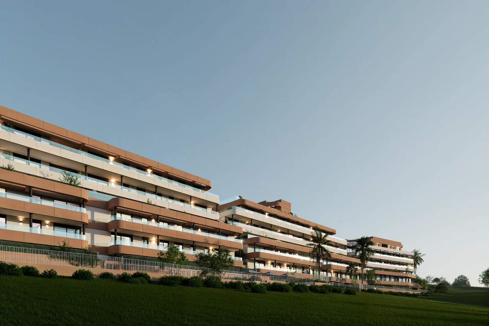 Byggnadernas eleganta design, som ligger mot det gröna landskapet på Estepona golfbana.