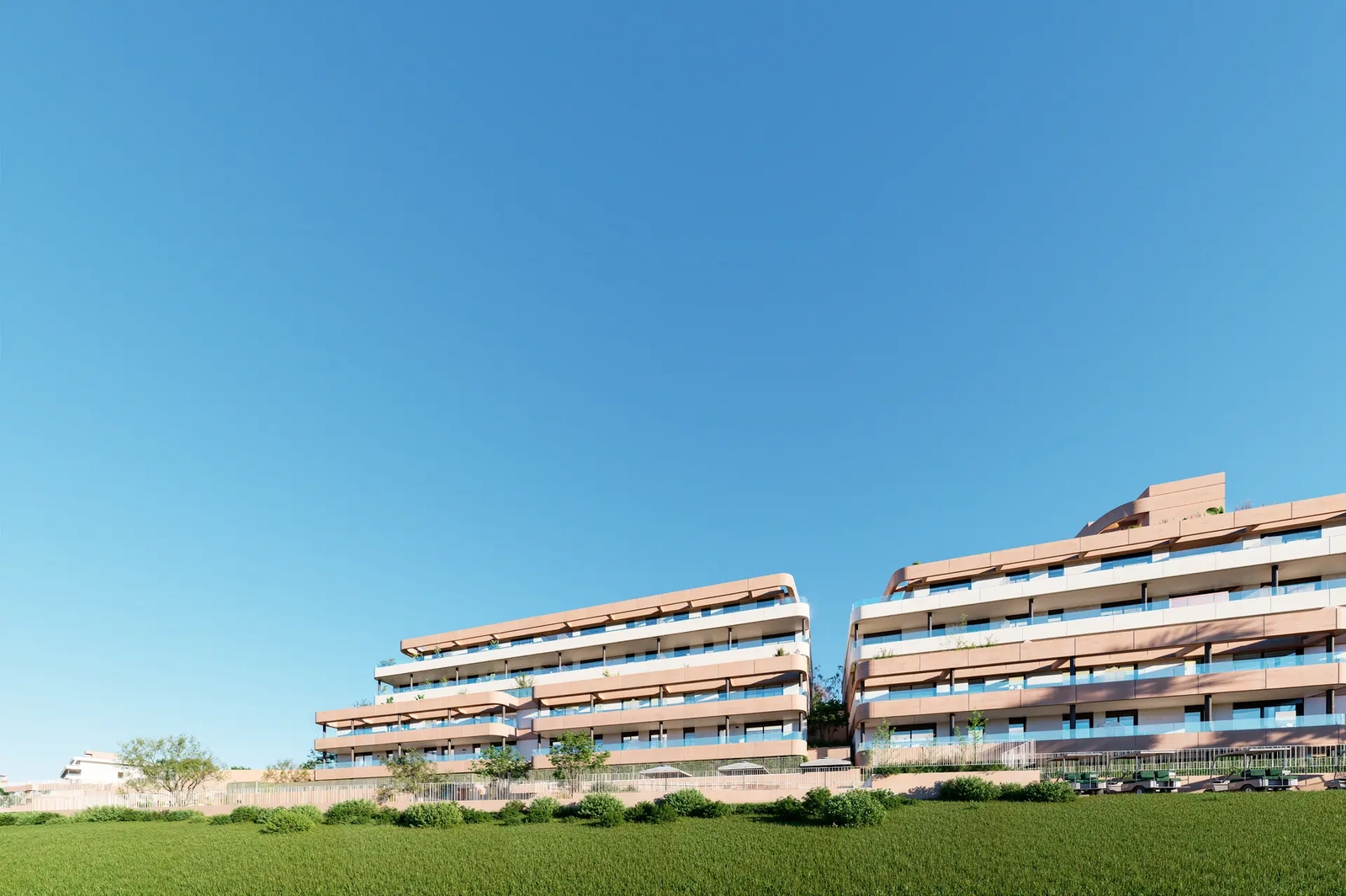 En vidsträckt vy över bostadskomplexet, perfekt integrerat i de frodiga gröna fairways på Estepona Golf.