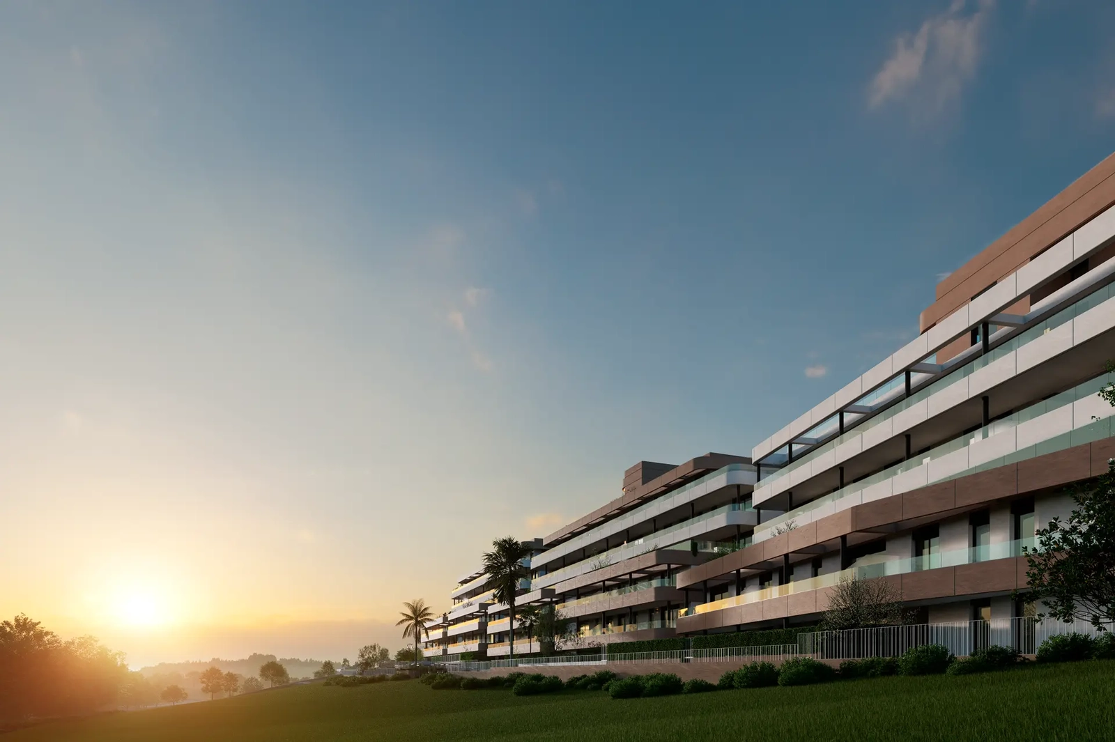 Anläggningens moderna arkitektur lyser vackert under solnedgångens gyllene timme.