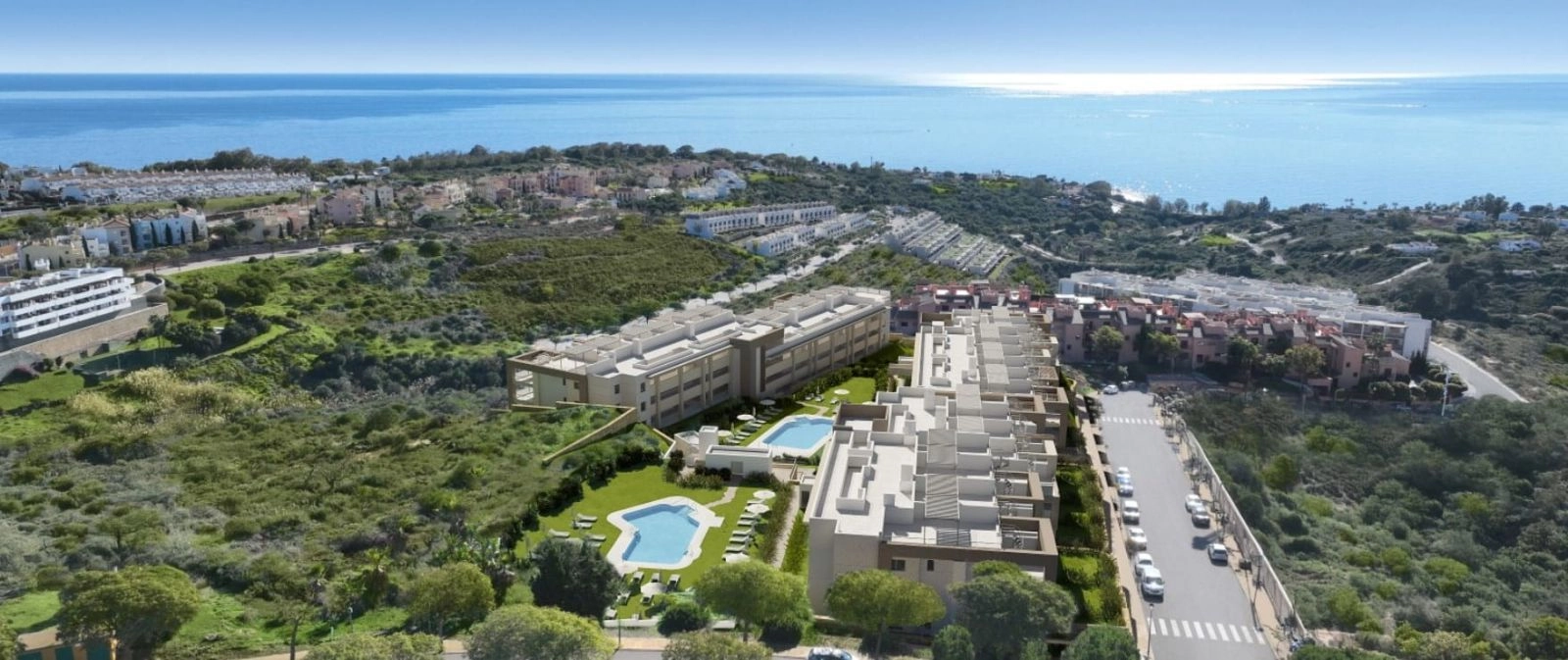 Ett fågelperspektiv som visar bostadsområdets privilegierade läge med utsikt över havet på Costa del Sol.